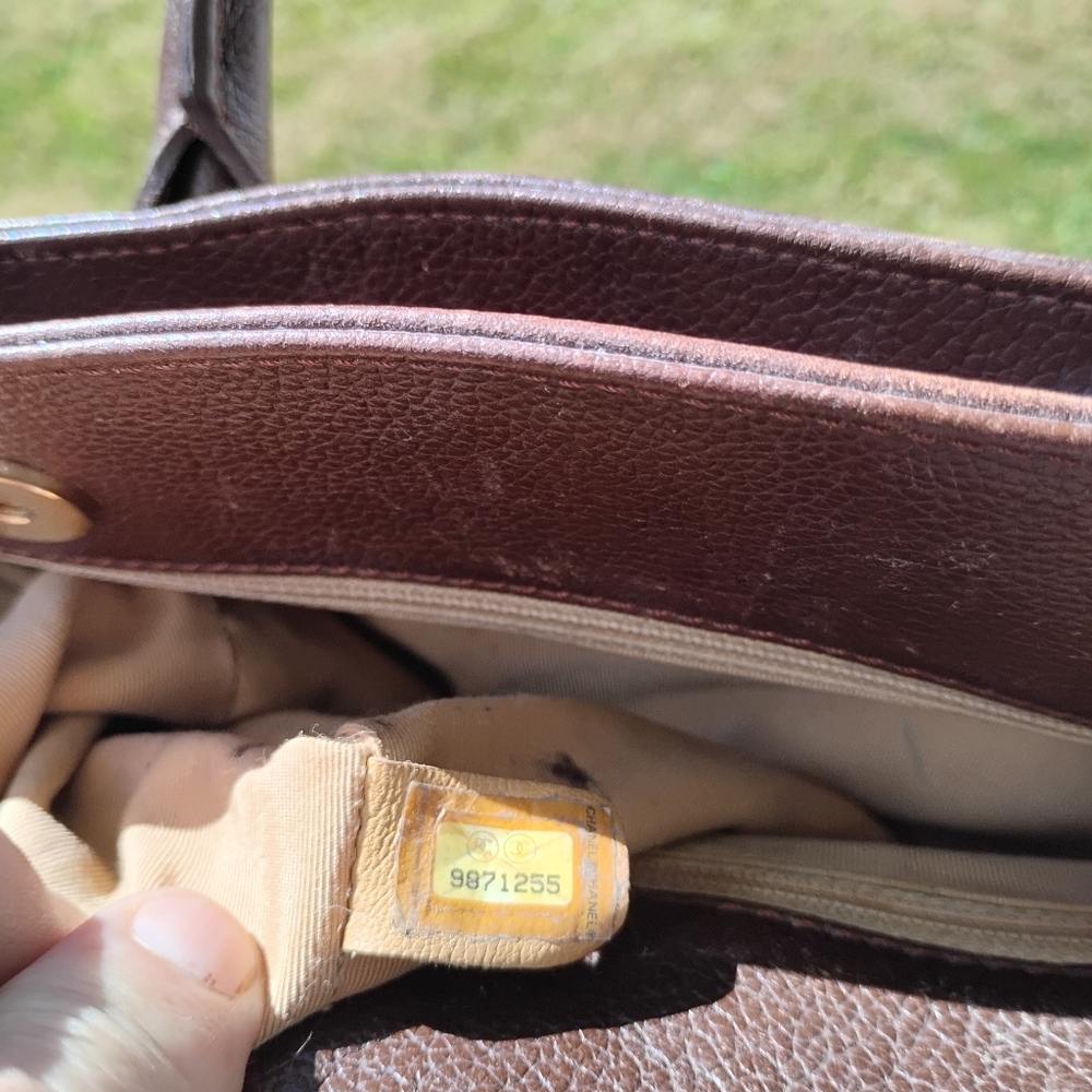 CHANEL Gold Leather Tote with Classic Elegance - Picture 10 of 10